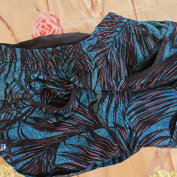 Lululemon Spring Break Away Shorts II - Picture 4 of 7